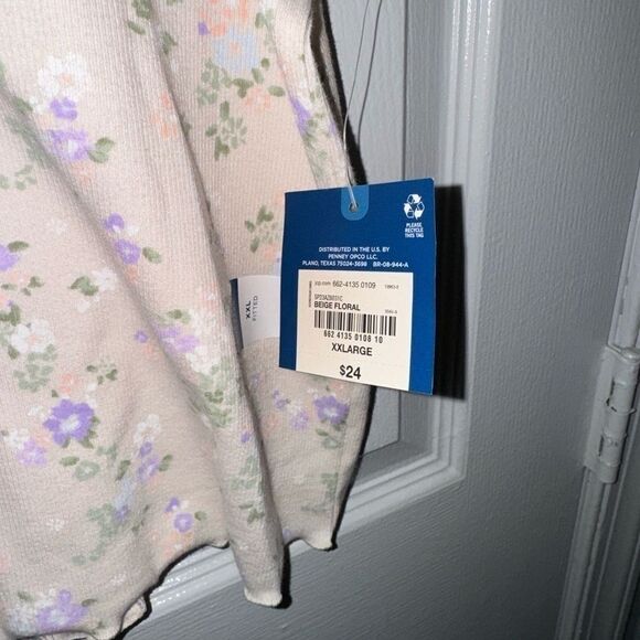 Women's Arizona Juniors Fitted Floral Top - NWT - XXL - Picture 2 of 4